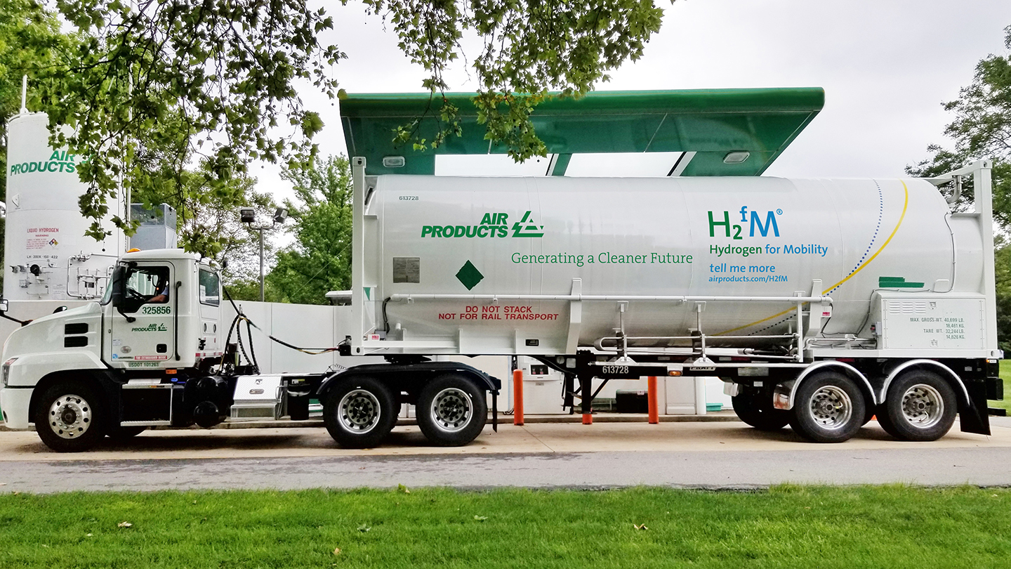 Liquid hydrogen trailer with H2fM branding