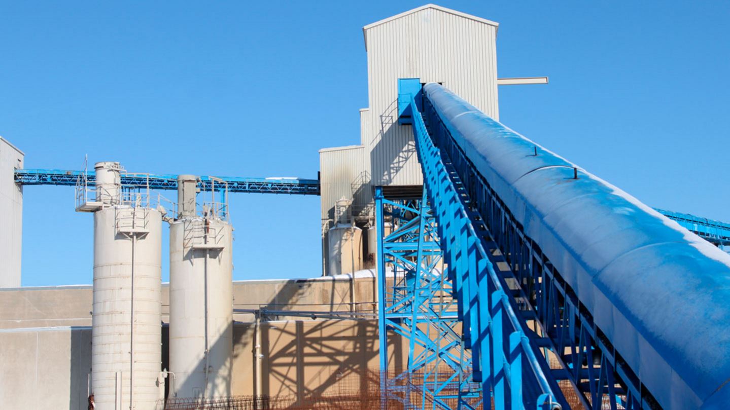 cement plant with conveyor and silos