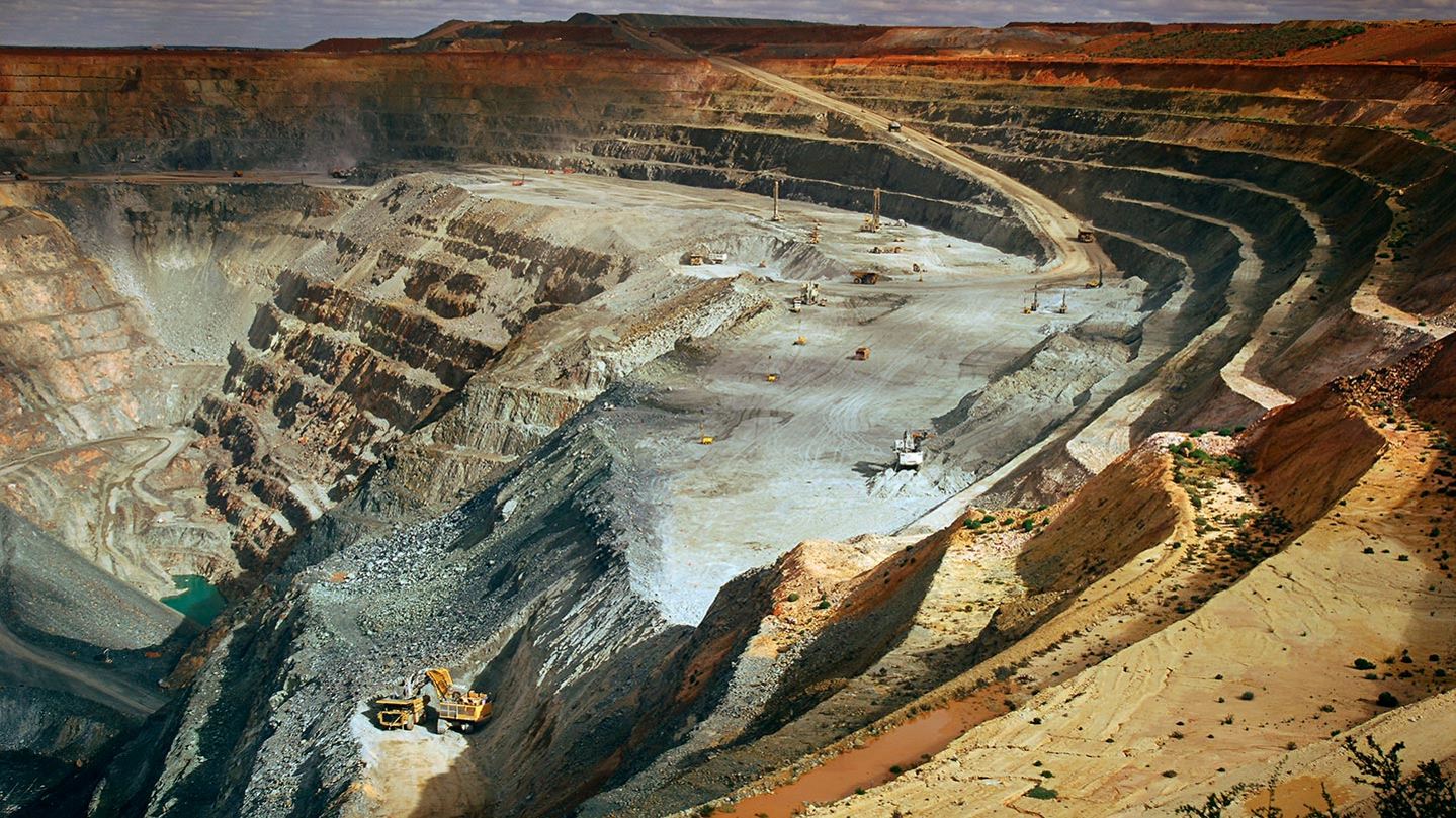 Wide angle elevated view of an open cut pit